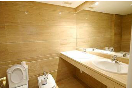Ground Floor Apartment for sale Saint Andrews | Cabopino Marbella bathroom